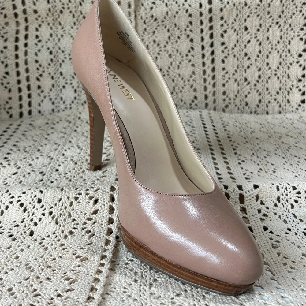 Nine West Platform Pump Leather Upper Stacked Heel Taupe Color Beautie EUC 9